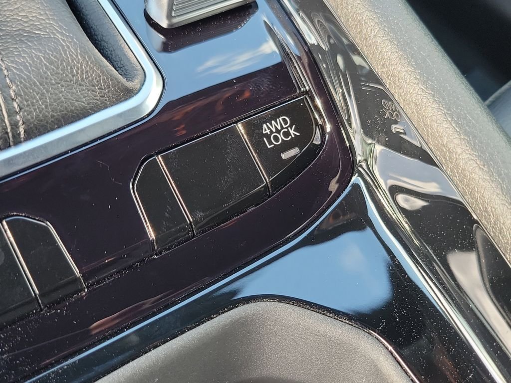 New 2026 Diamond Black Crystal Pearlcoat Jeep Latitude image 30