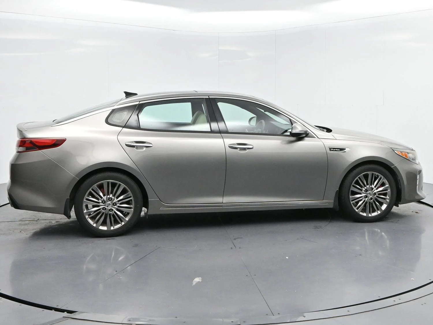 Used 2016 Titanium Silver Kia SXL Turbo image 8
