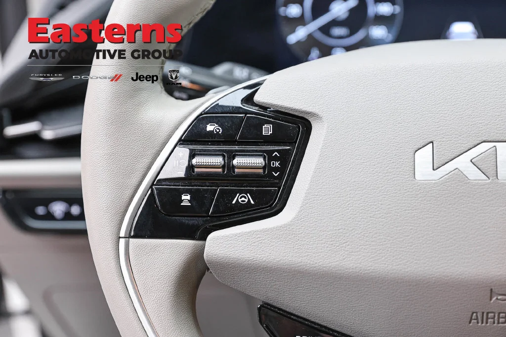 Used 2023 White Kia Wind image 15