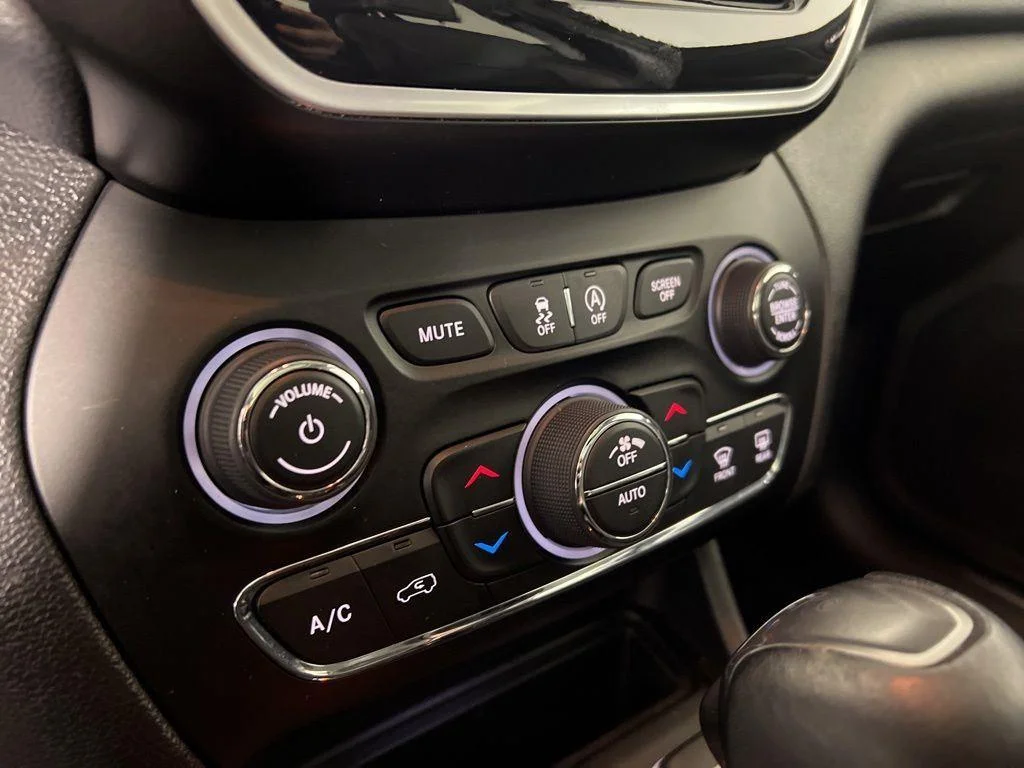 Used 2020 Diamond Black Crystal Pearlcoa Jeep Limited image 17