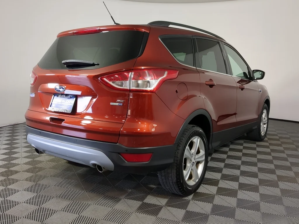Used 2016 Red Ford SE image 9