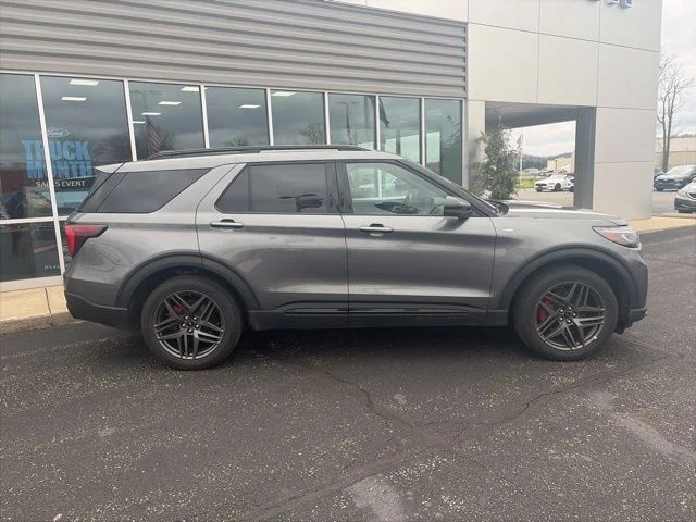 Used 2025 Gray Metallic Ford ST-Line image 9
