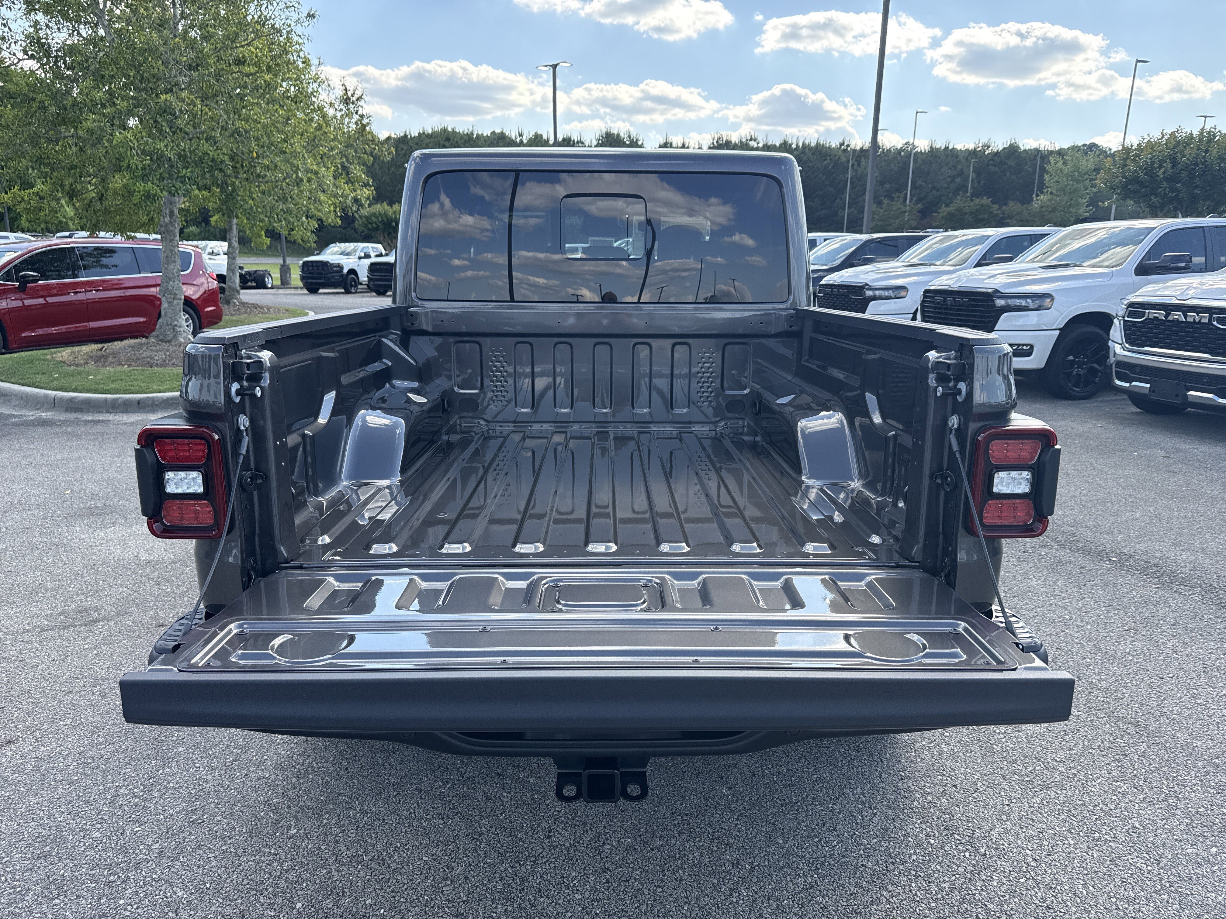 New 2026 Granite Crystal Metallic Clear-Coat Exterior Paint Jeep Mojave X image 19