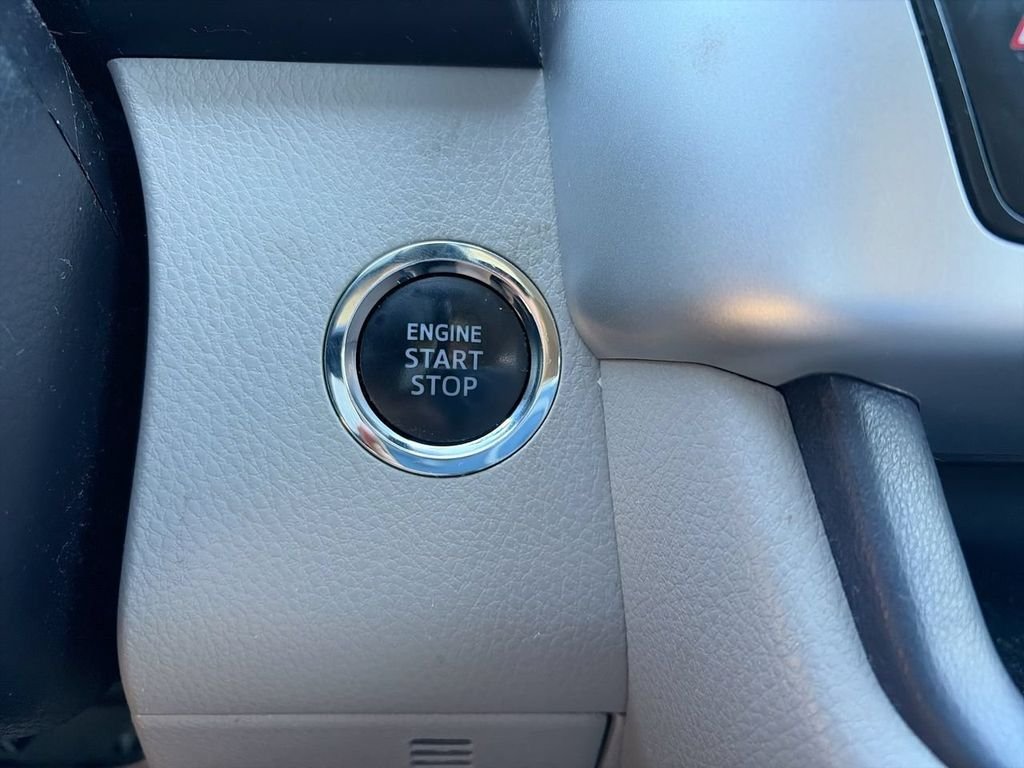 Used 2019 Silver Toyota XLE image 25