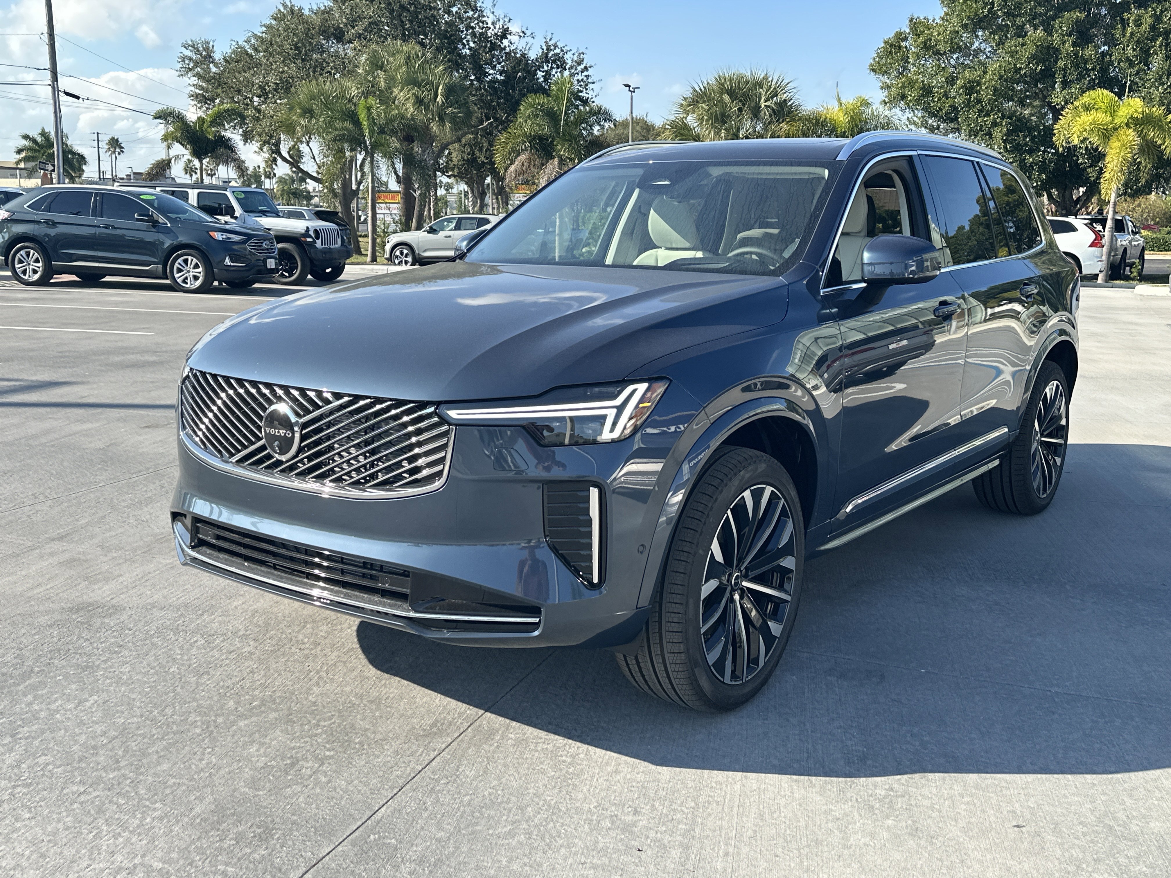 2026 Volvo XC90 Ultra - Photo 2