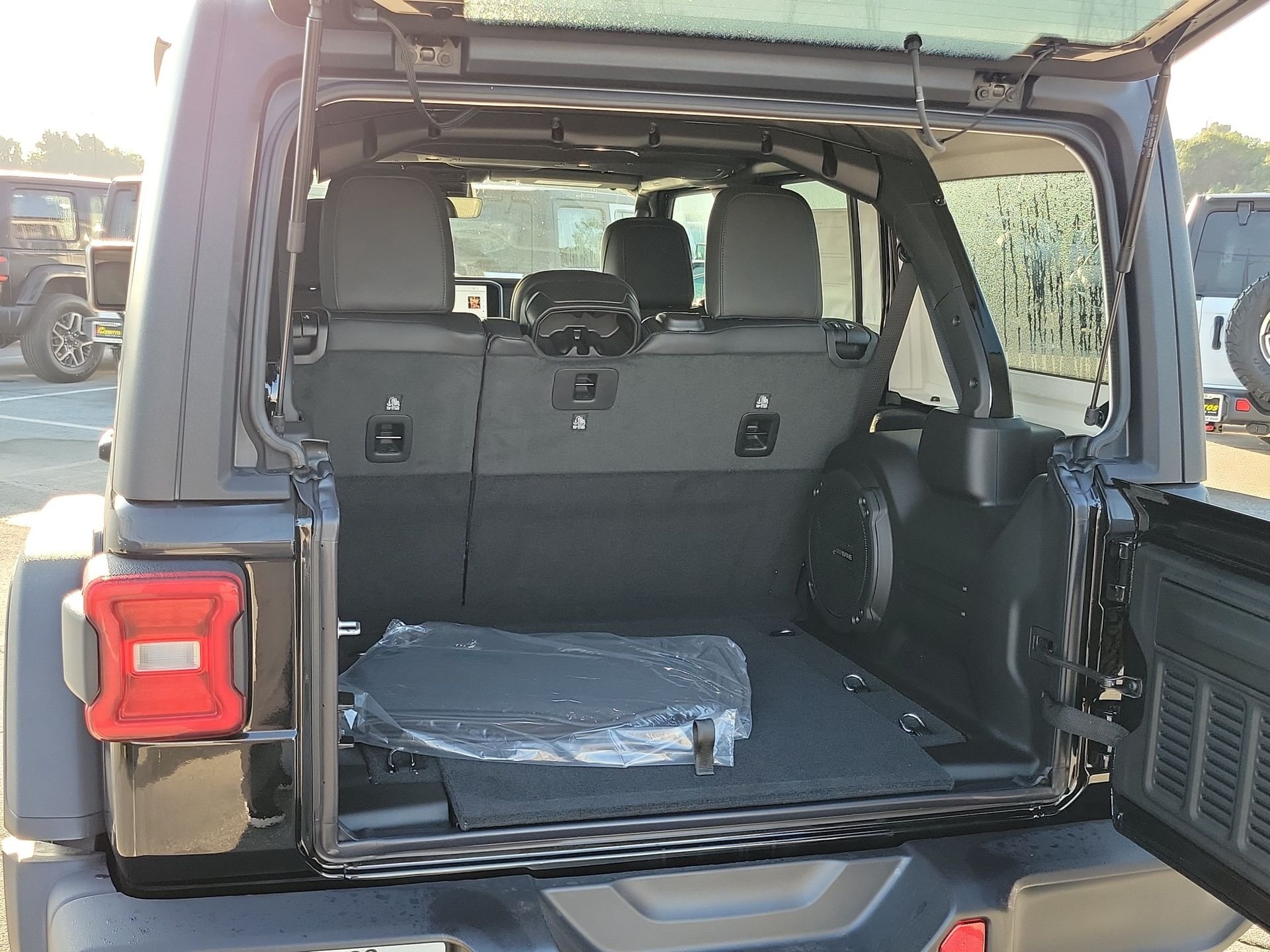 New 2026 Black Clear-Coat Exterior Paint Jeep Rubicon image 16