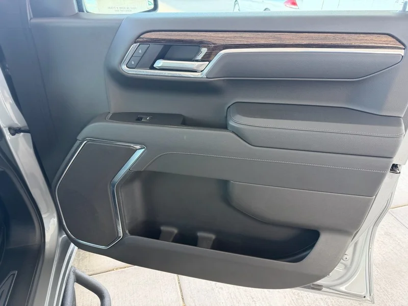 Used 2025 Sterling Metallic GMC Elevation image 20