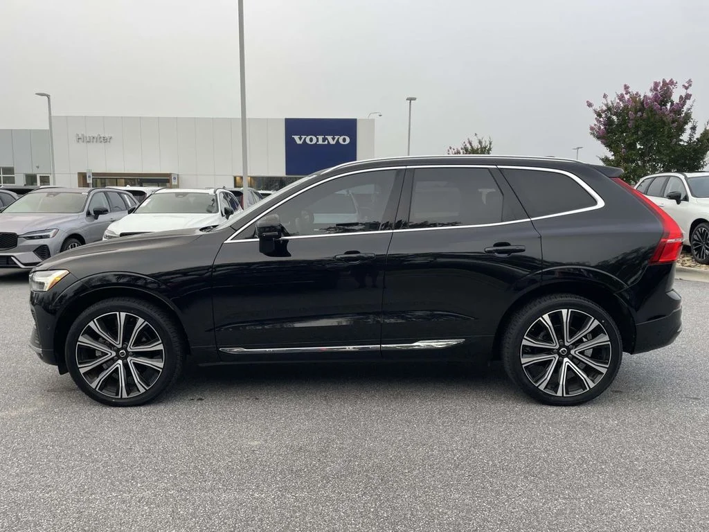 Used 2023 Onyx Black Metallic Volvo Ultimate Bright Theme image 25