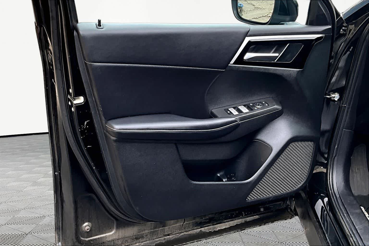 Used 2022 Black Diamond Mitsubishi SE image 22