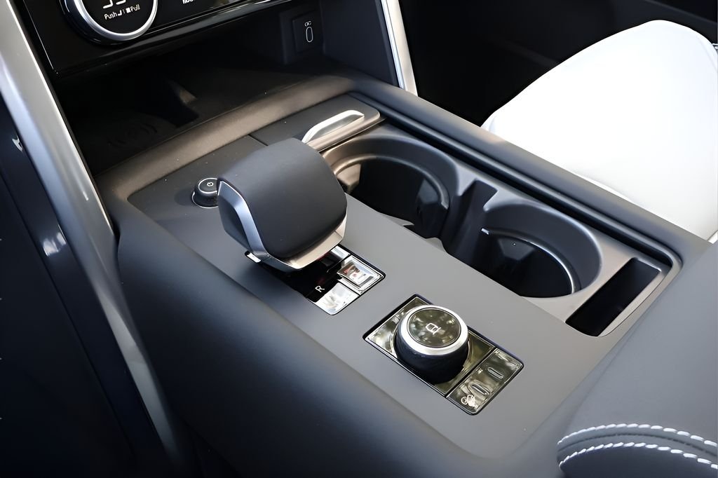 Used 2026 White Land Rover  image 27