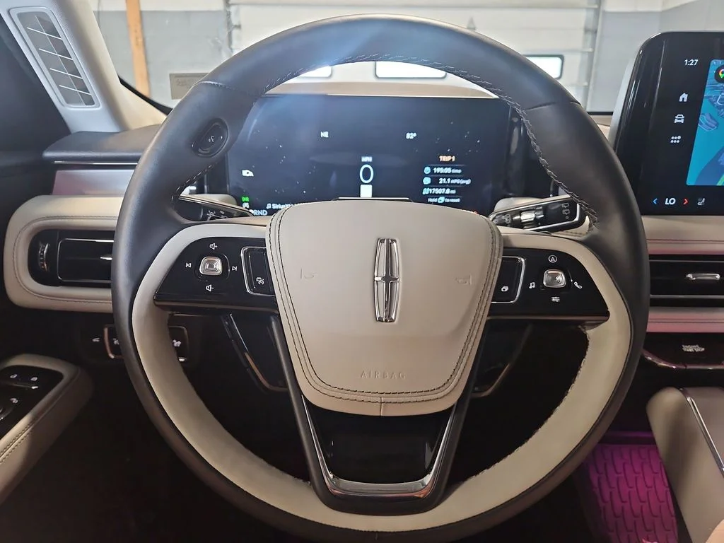 Used 2025 White Lincoln Reserve image 30