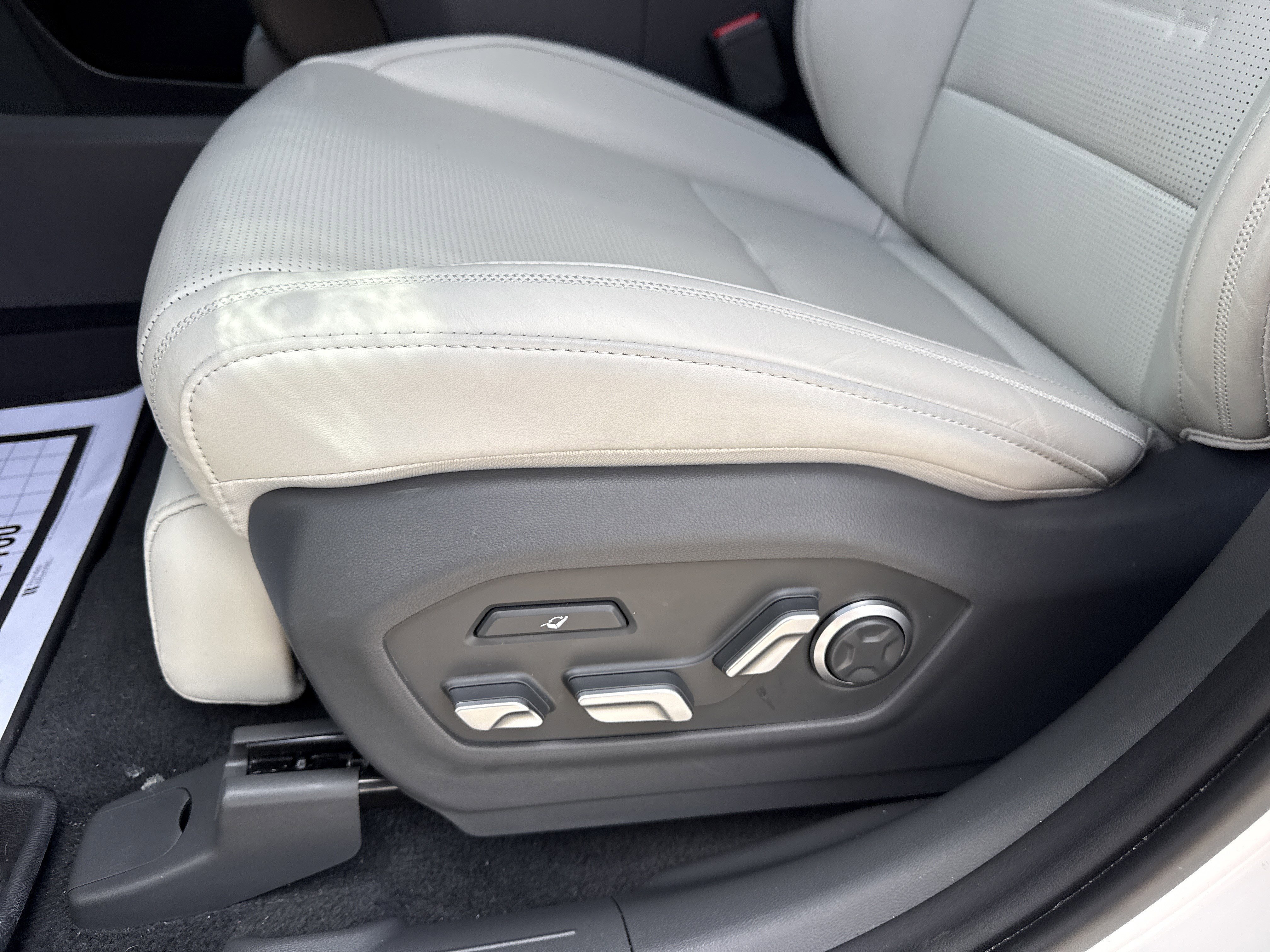 Used 2025 Serenity White Hyundai  image 12