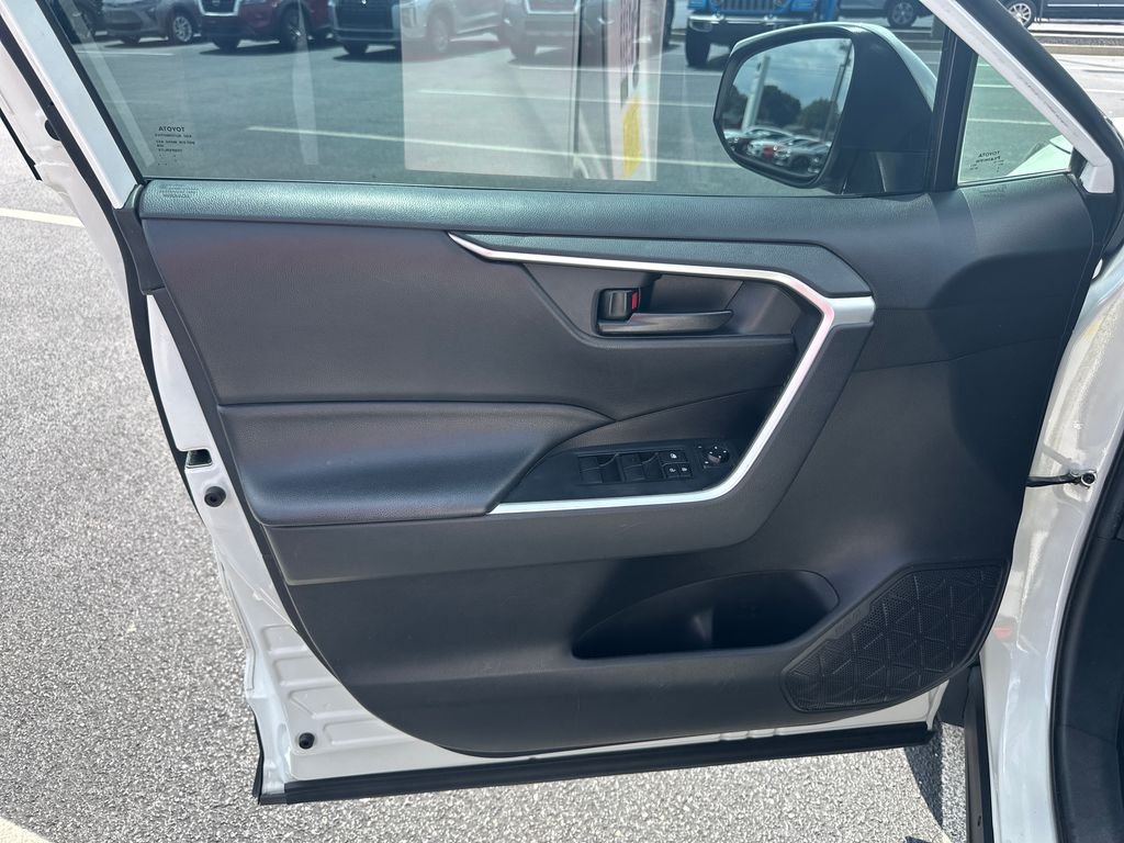 Used 2020 White Toyota LE image 12
