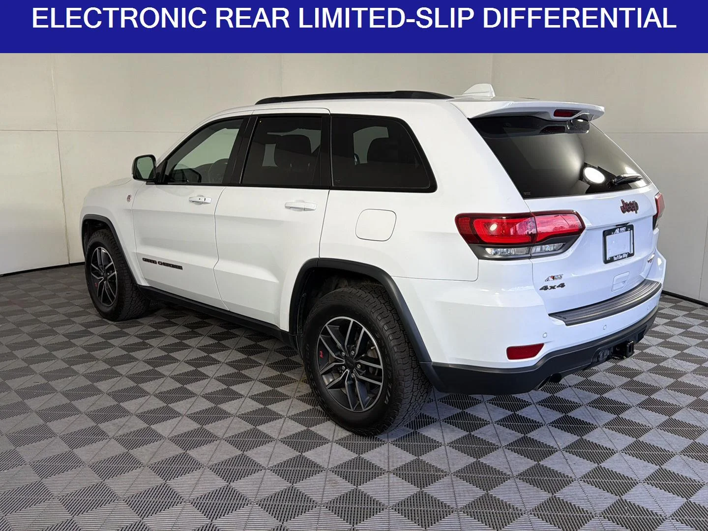 Used 2019 Bright White Clearcoat Jeep Trailhawk image 7