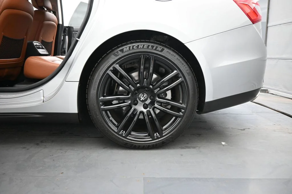Used 2017 Silver Maserati Base image 18