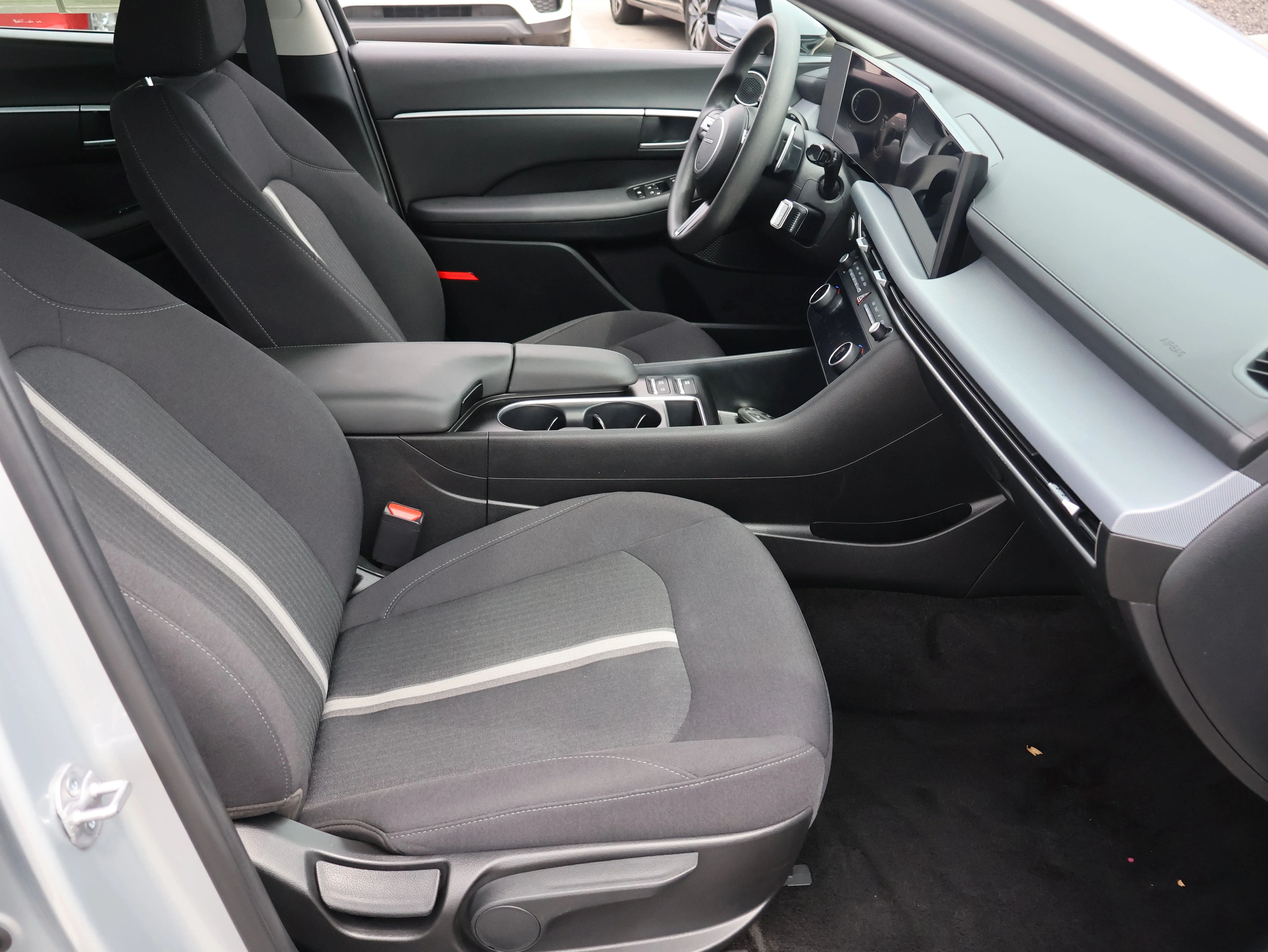 Used 2025 Aero Silver Hyundai SEL image 8