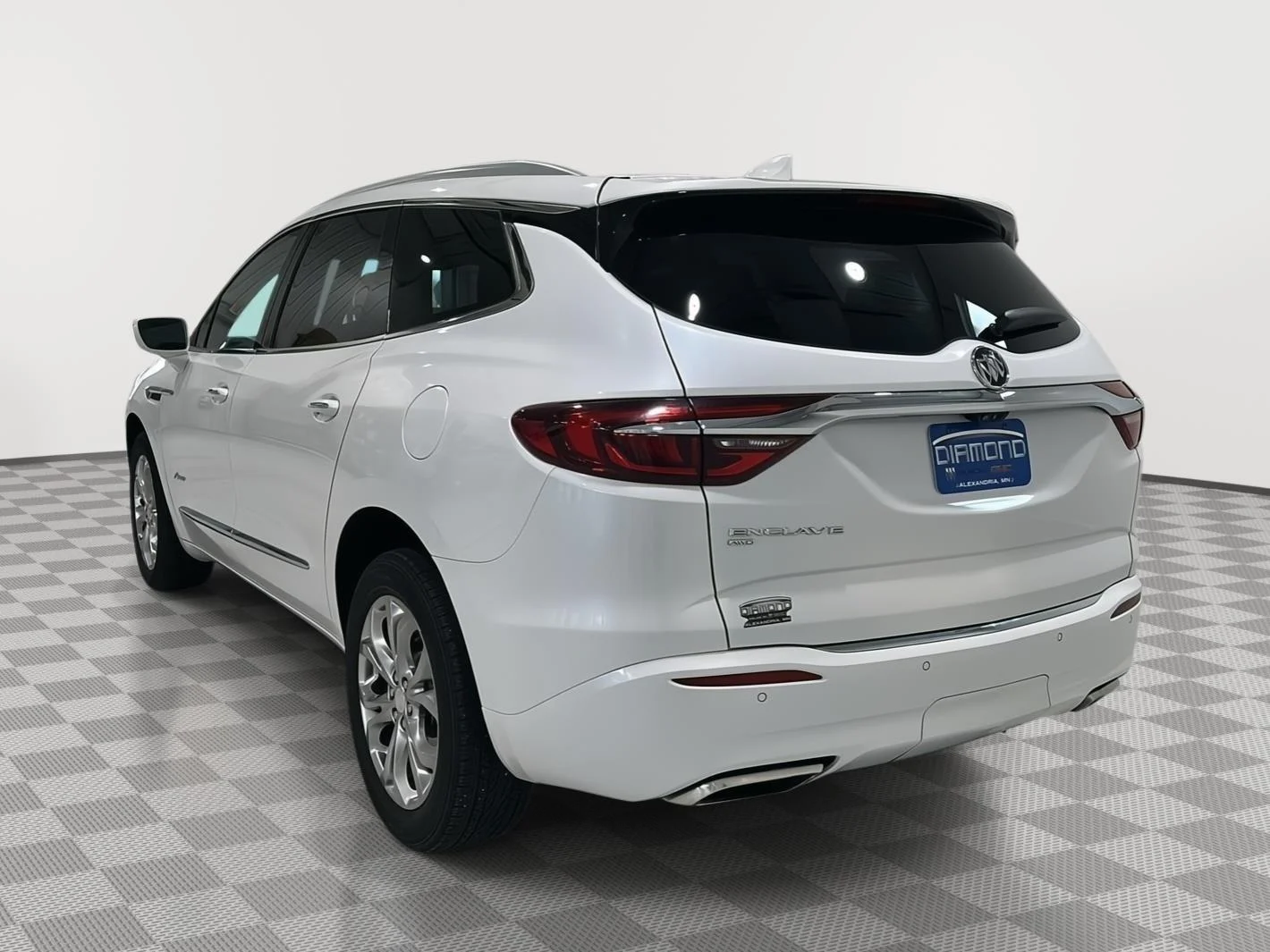 Used 2020 WHITE FROST TRICOAT Buick Avenir image 3