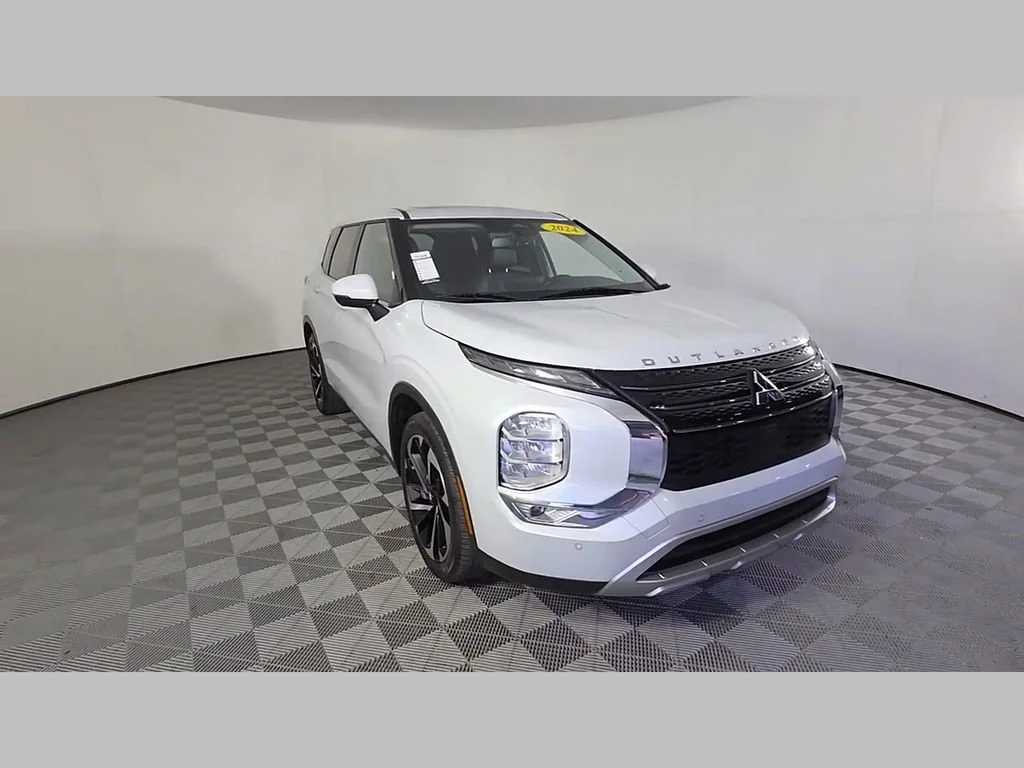 Used 2024 White Mitsubishi SE Black Edition image 60