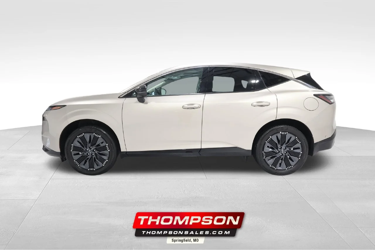 Used 2025 Gold Nissan Platinum image 1