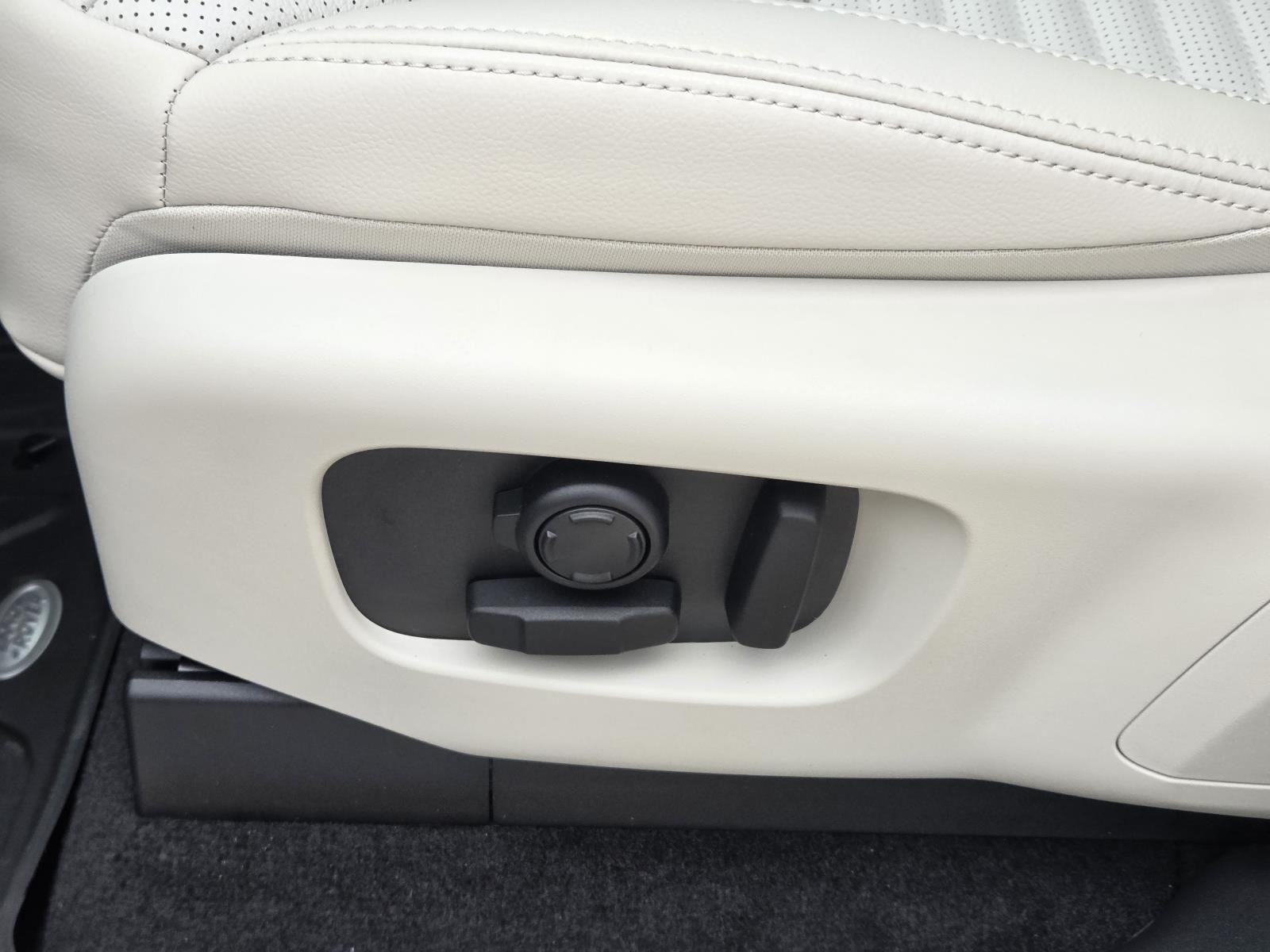 New 2026 Fuji White Land Rover S image 36