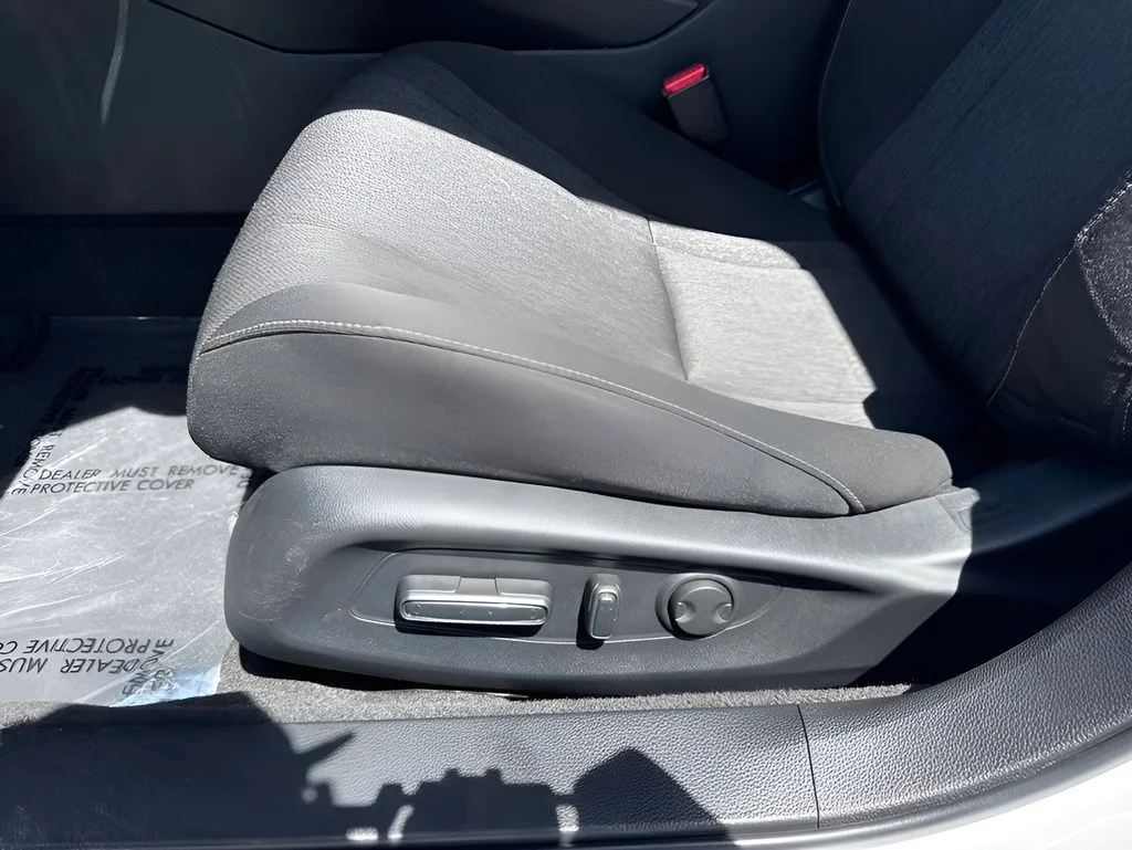 Used 2025 White Honda SE image 10