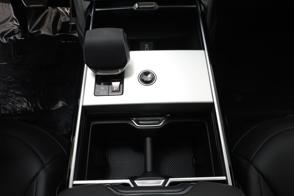 New 2026 Santorini Black LAND ROVER SE LWB 7-Seats / V8 image 14