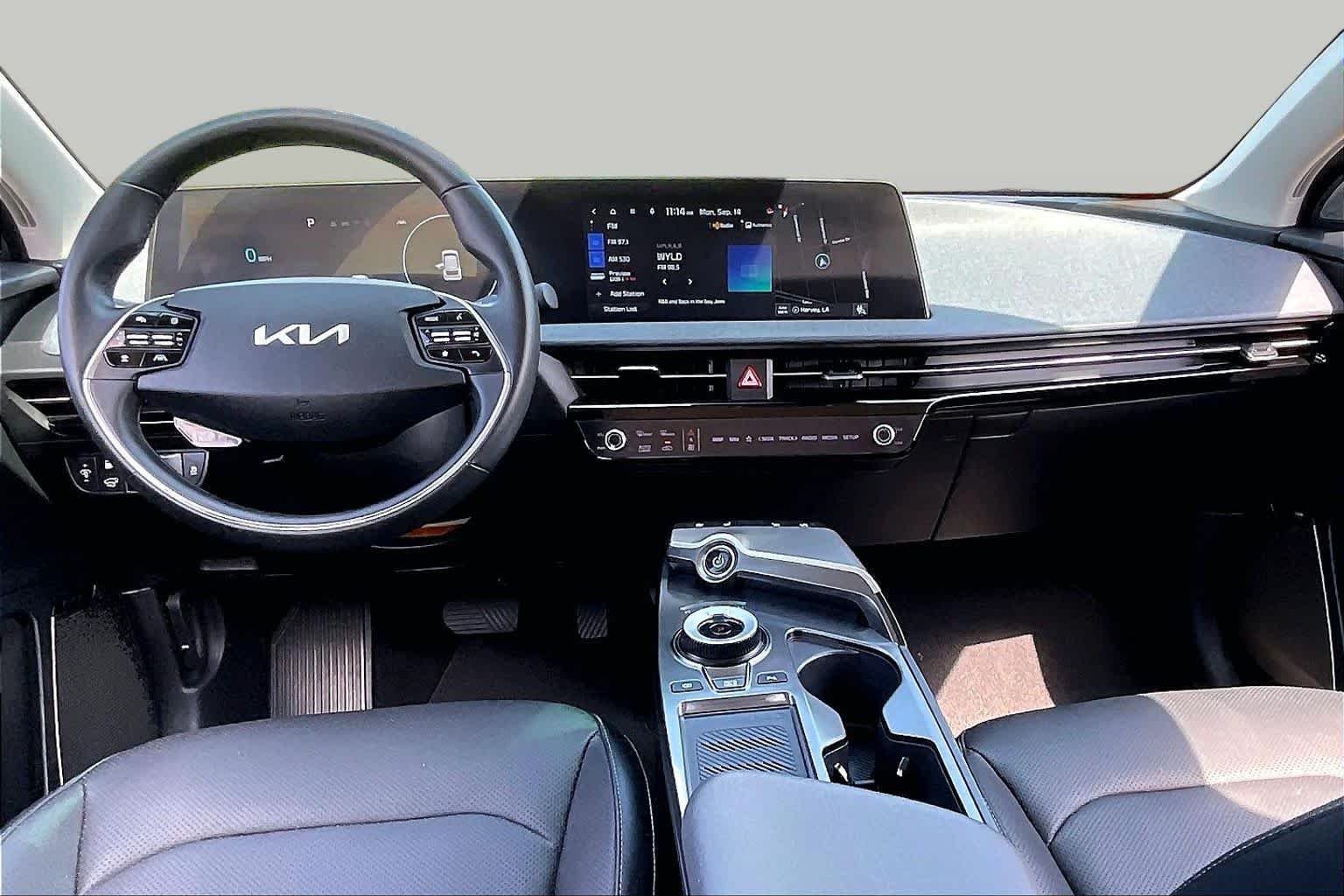 Used 2022 Snow White Pearl Kia Wind image 13