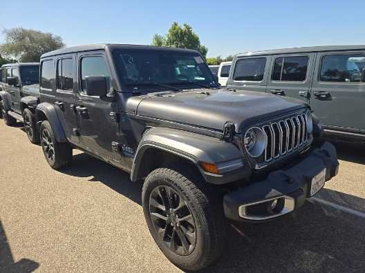 Used 2025 Granite Crystal Metallic Clearcoat Jeep Sahara image 2
