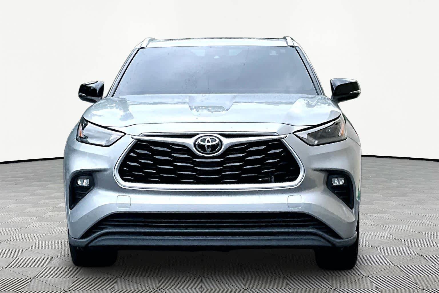 Used 2022 Celestial Silver Metallic Toyota XLE image 4
