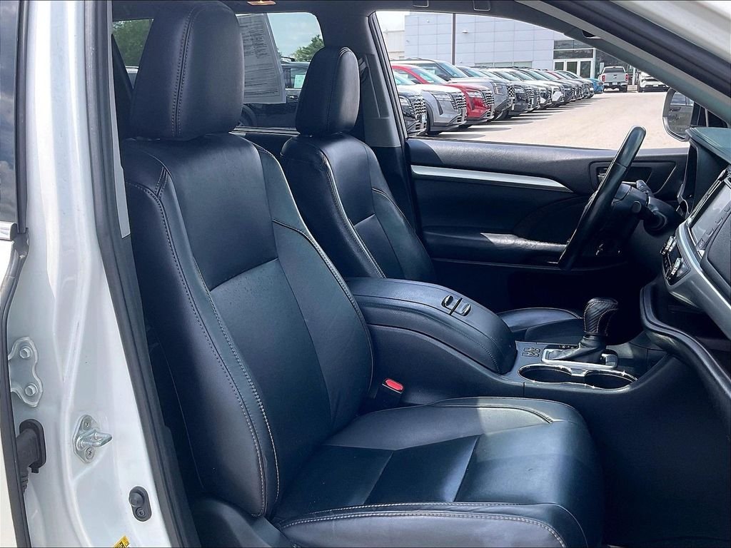 Used 2019 Blizzard Pearl Toyota XLE image 10