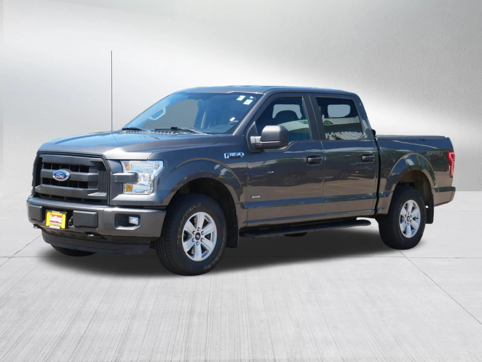 Used 2015 Magnetic Metallic Ford XL image 3