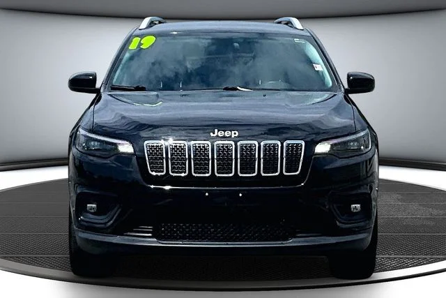Used 2019 Jeep Cherokee Latitude with VIN 1C4PJMCB5KD455115 for sale in Kansas City