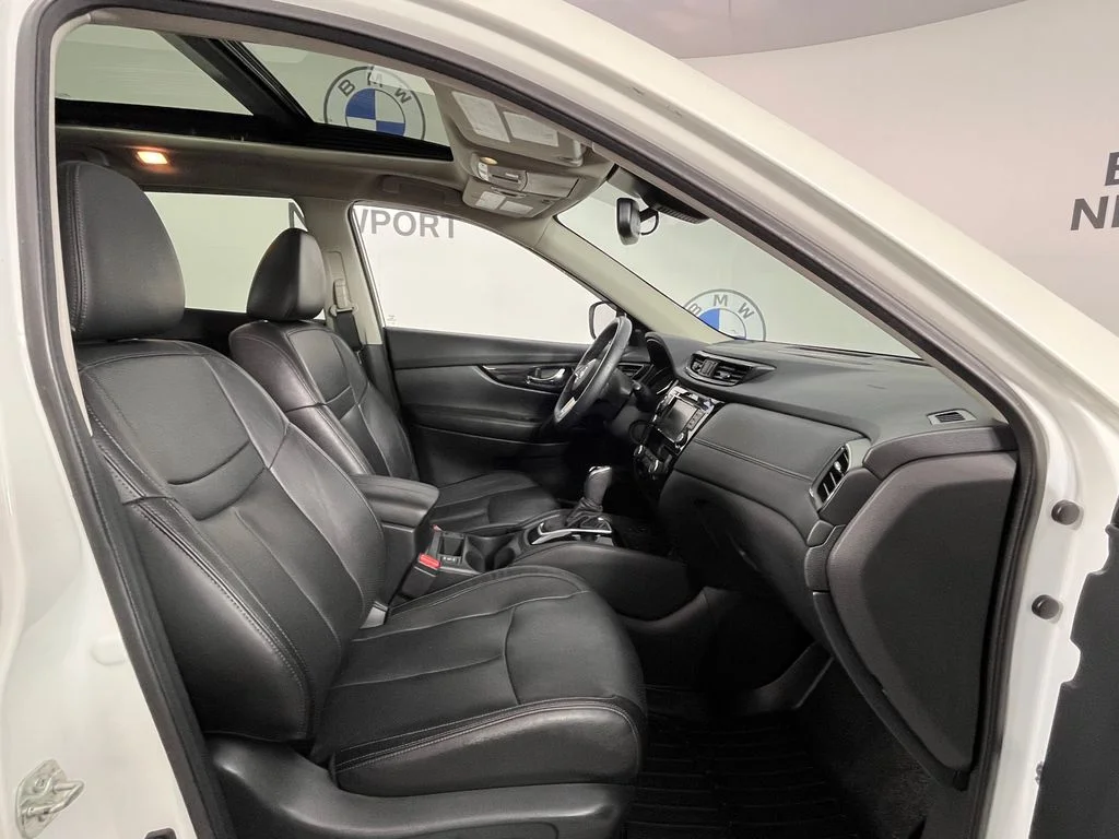 Used 2020 White Nissan SL image 24