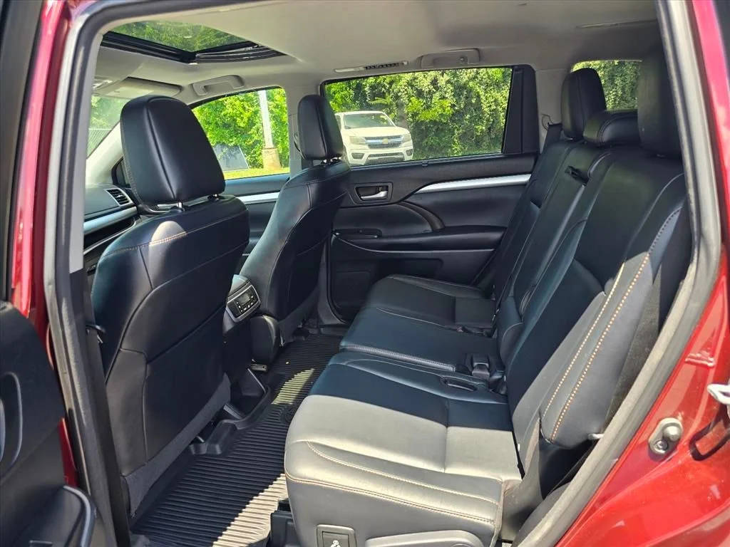 Used 2016  Toyota XLE V6 image 13