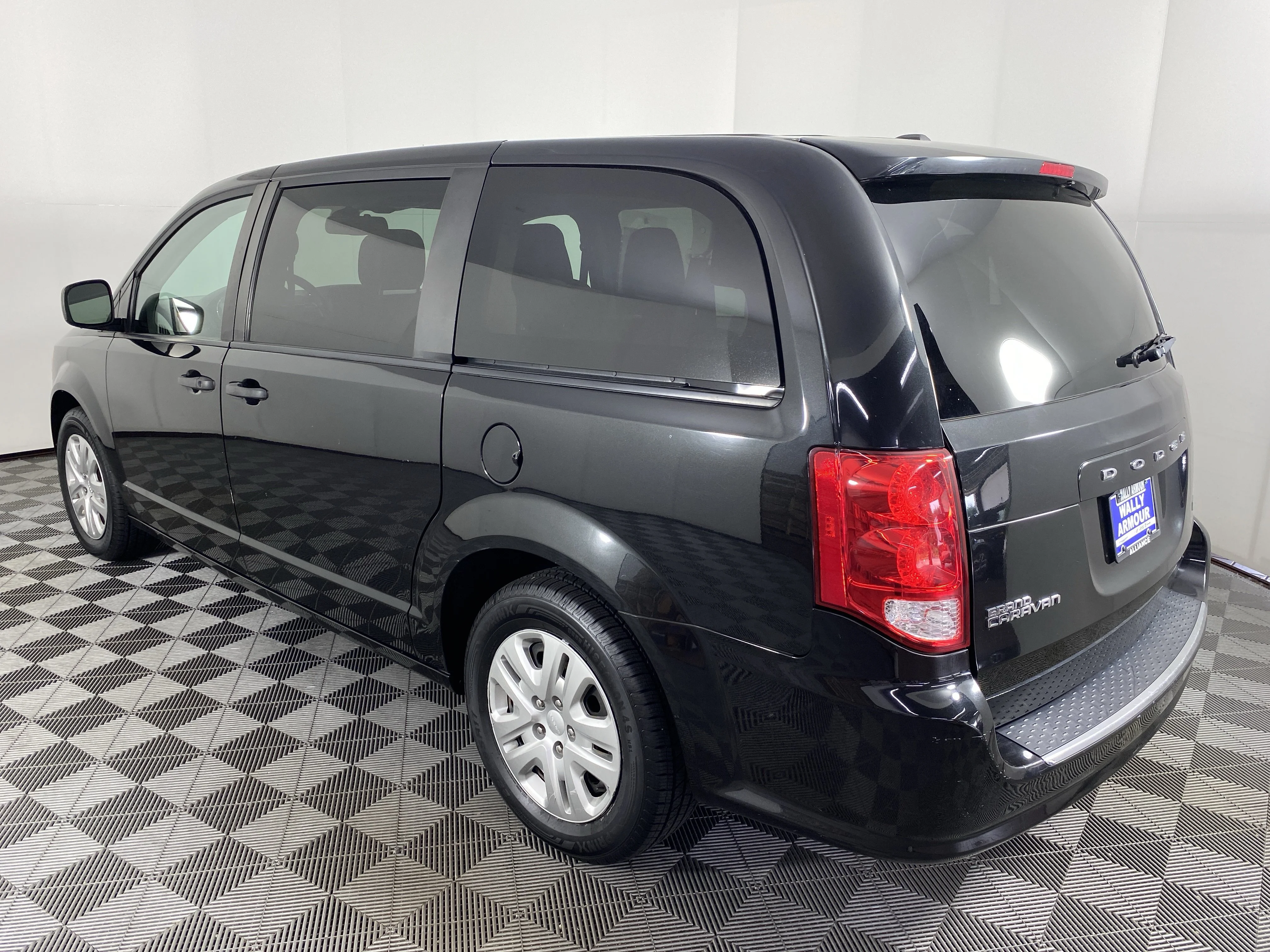 Used 2019 Black Onyx Crystal Pearlcoat Dodge SE image 8