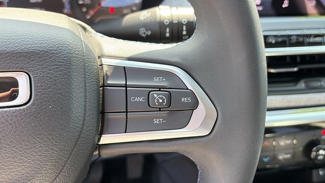 Used 2022 Silver Jeep Latitude image 13