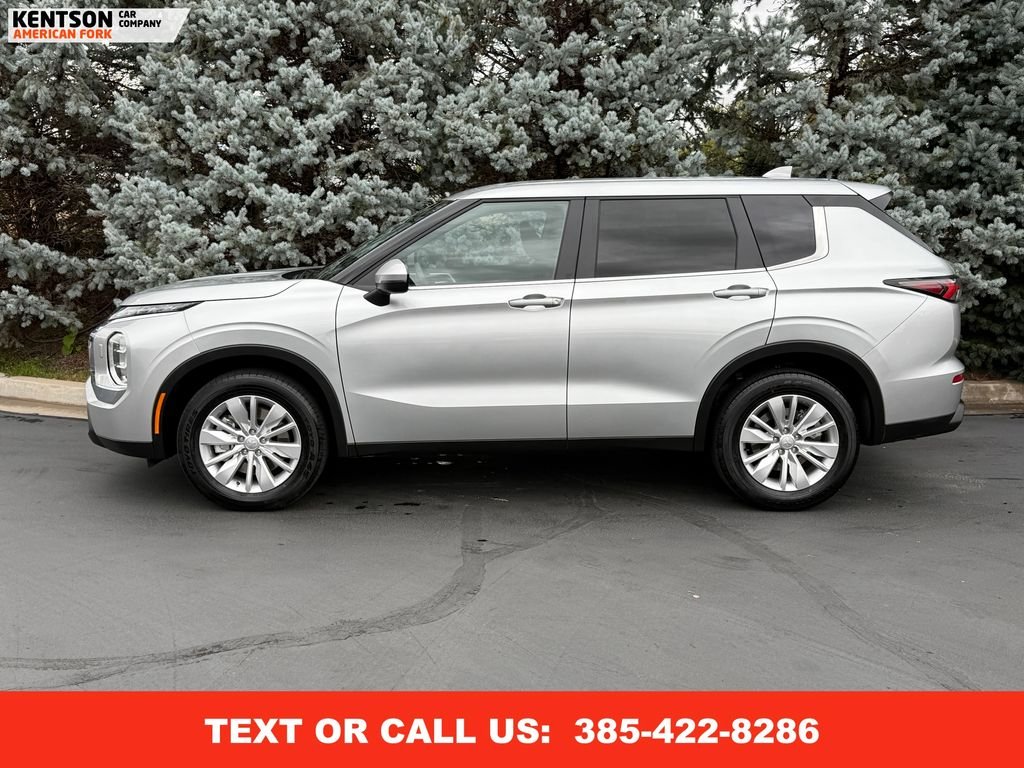 2025 Mitsubishi Outlander ES photo 4