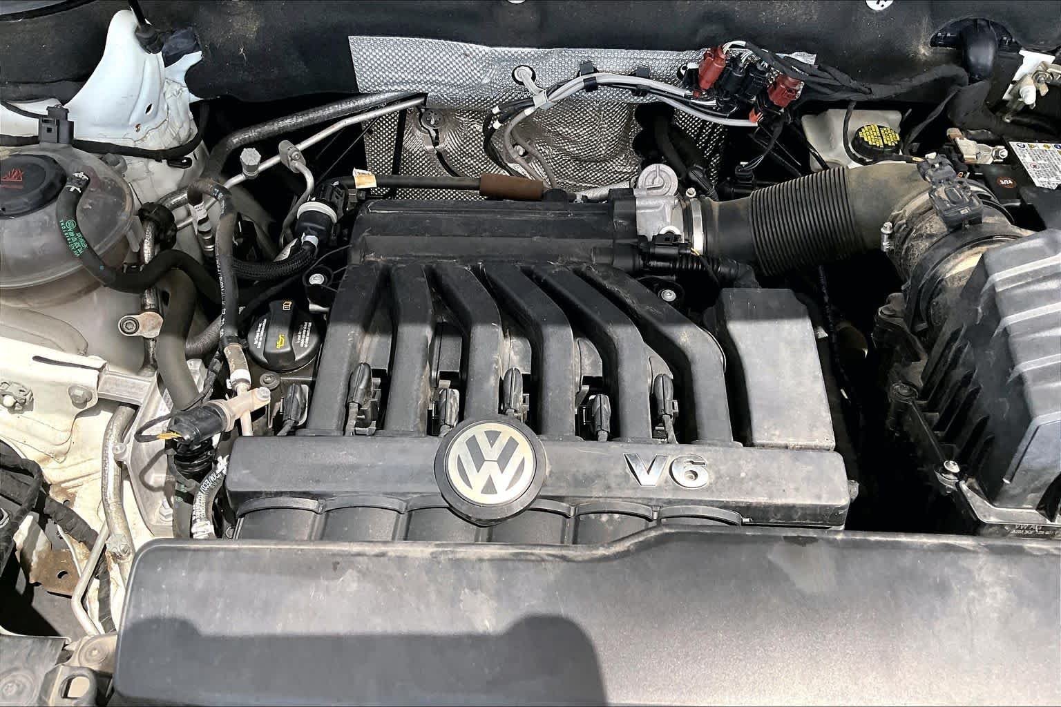Used 2020 Pure White Volkswagen 3.6L V6 SE w/Technology R-Line image 33