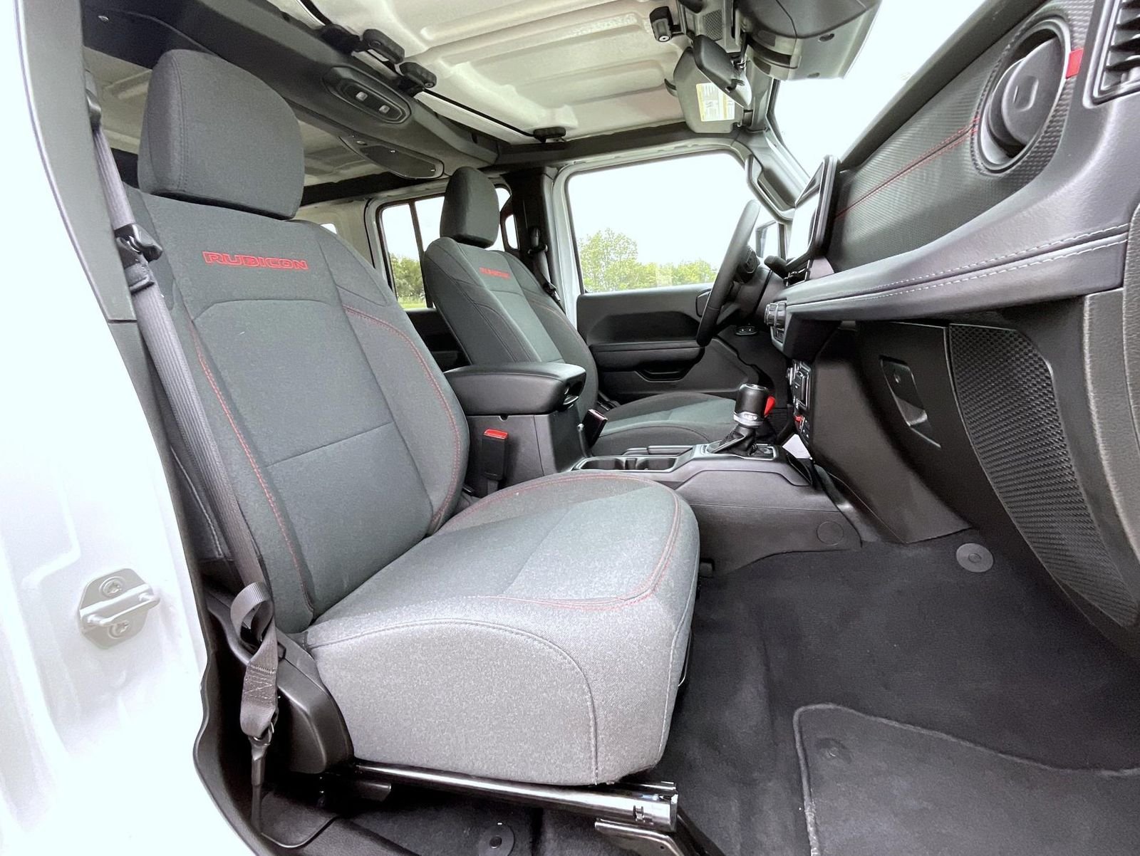 Used 2025 White/off-white Jeep Rubicon image 16