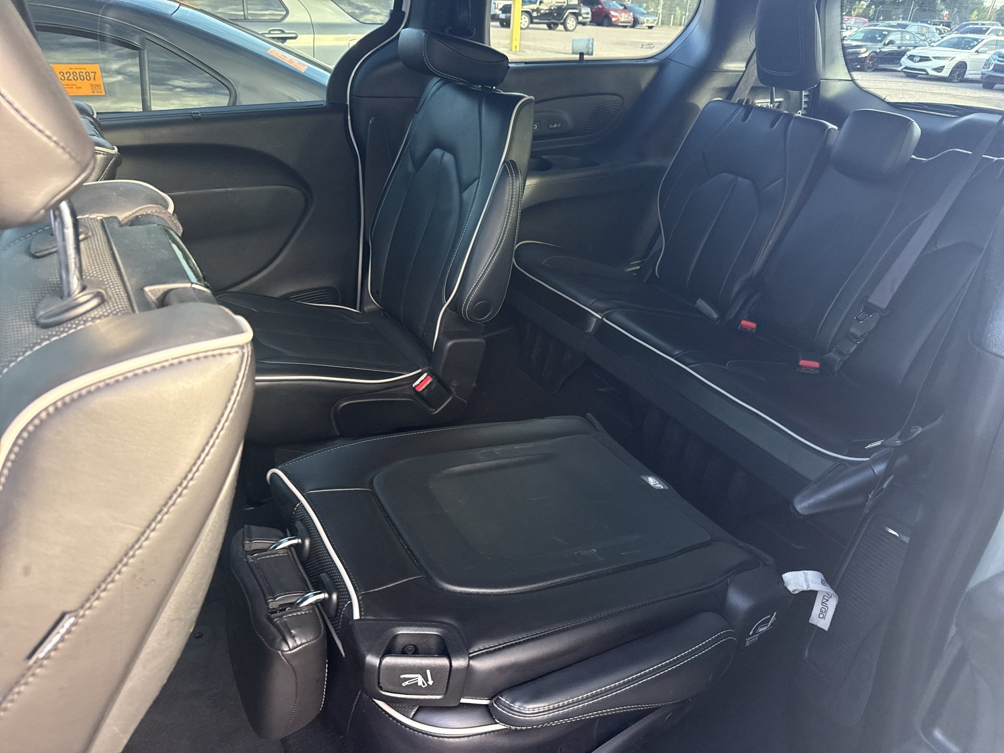 Used 2023 Bright White Clearcoat Chrysler Limited image 6