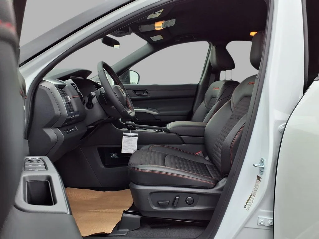 New 2026 Everest White Pearl TriCoat / Super Black Two-tone Nissan Rock Creek® image 22