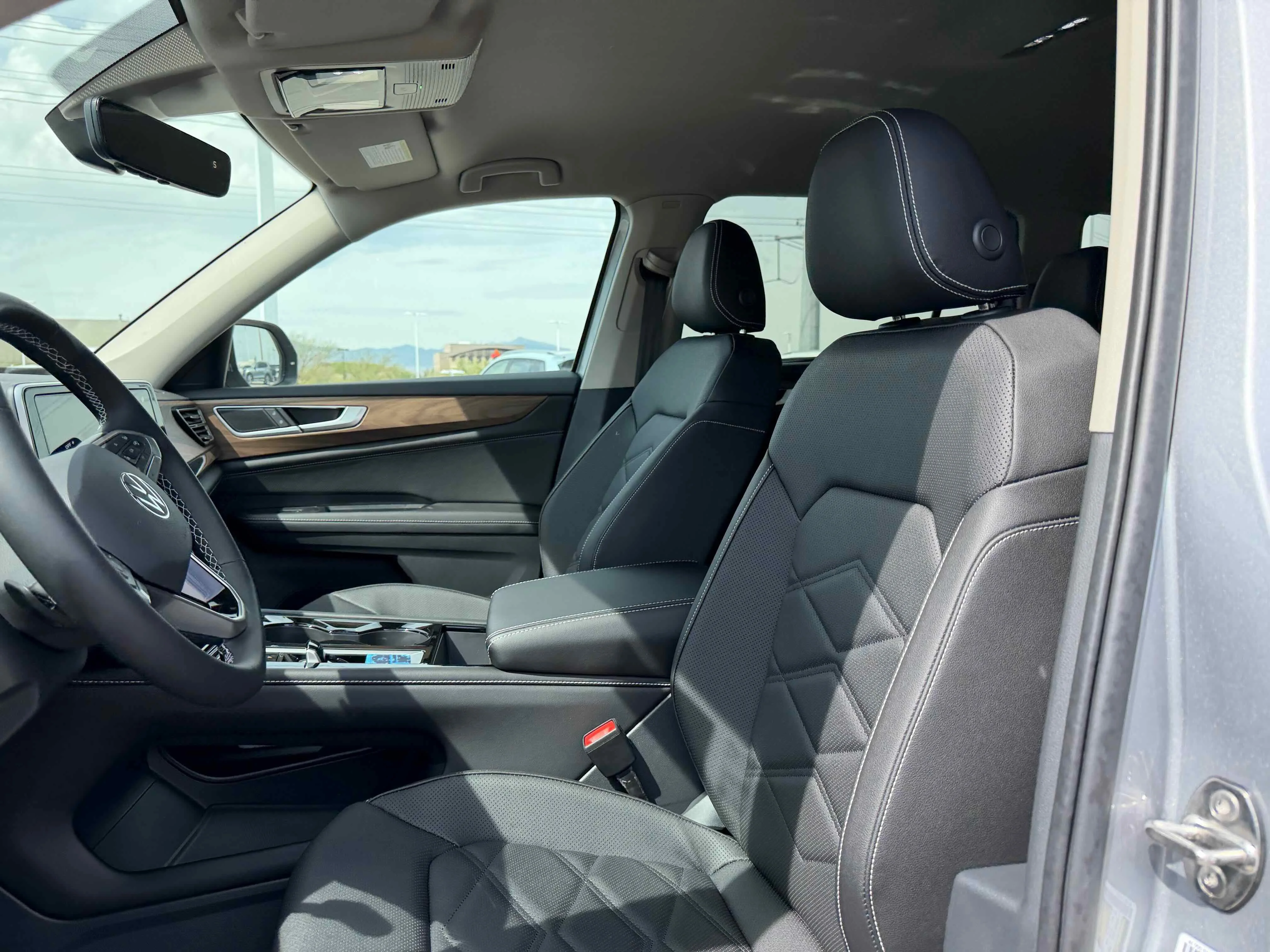 New 2026 Silver Mist Volkswagen 2.0T SE w/Technology image 4