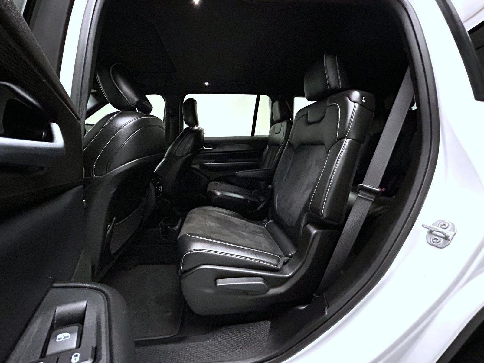 Used 2023 White Jeep Altitude image 21