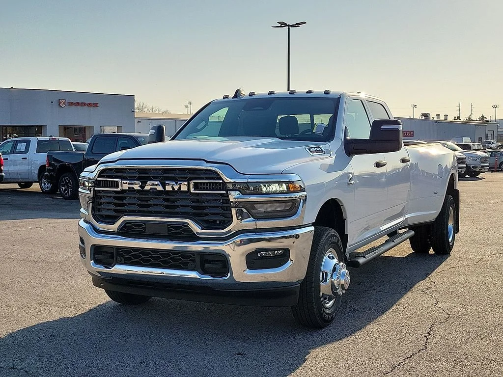New 2026 Bright White Clear-Coat Exterior Paint RAM Tradesman image 2
