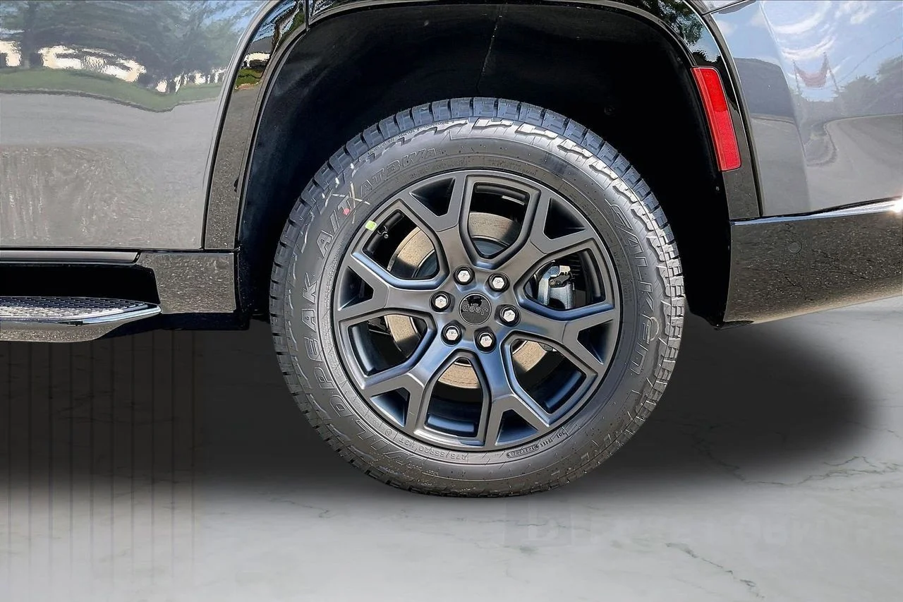 New 2026 Baltic-Gray Metallic Clear-Coat Exterior Paint Jeep Upland image 37