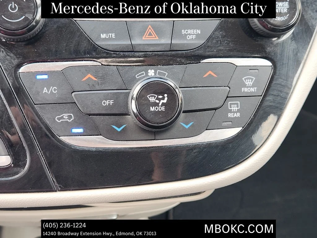 Used 2022 Brilliant Black Crystal Pearlcoat Chrysler LX image 16