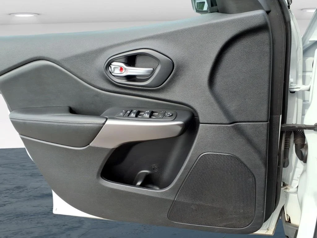 Used 2021 White Jeep Latitude image 25