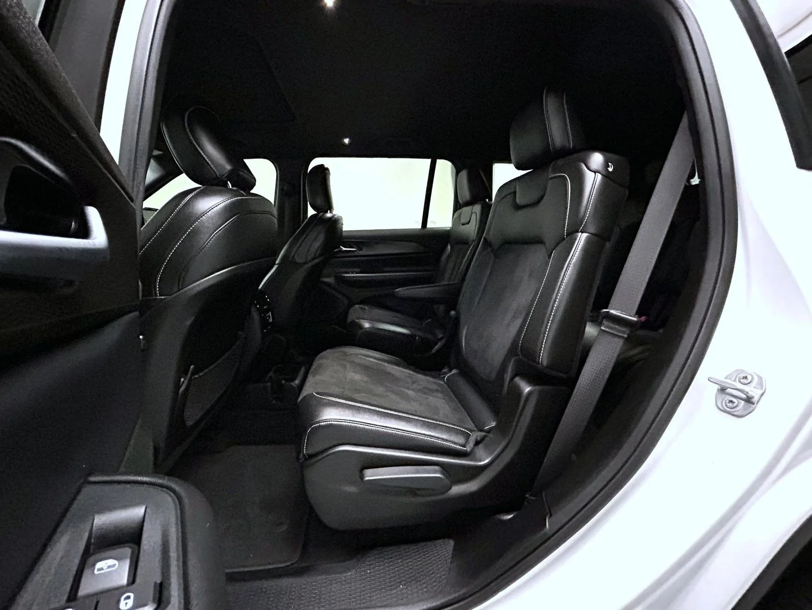 Used 2023 White Jeep Altitude image 21