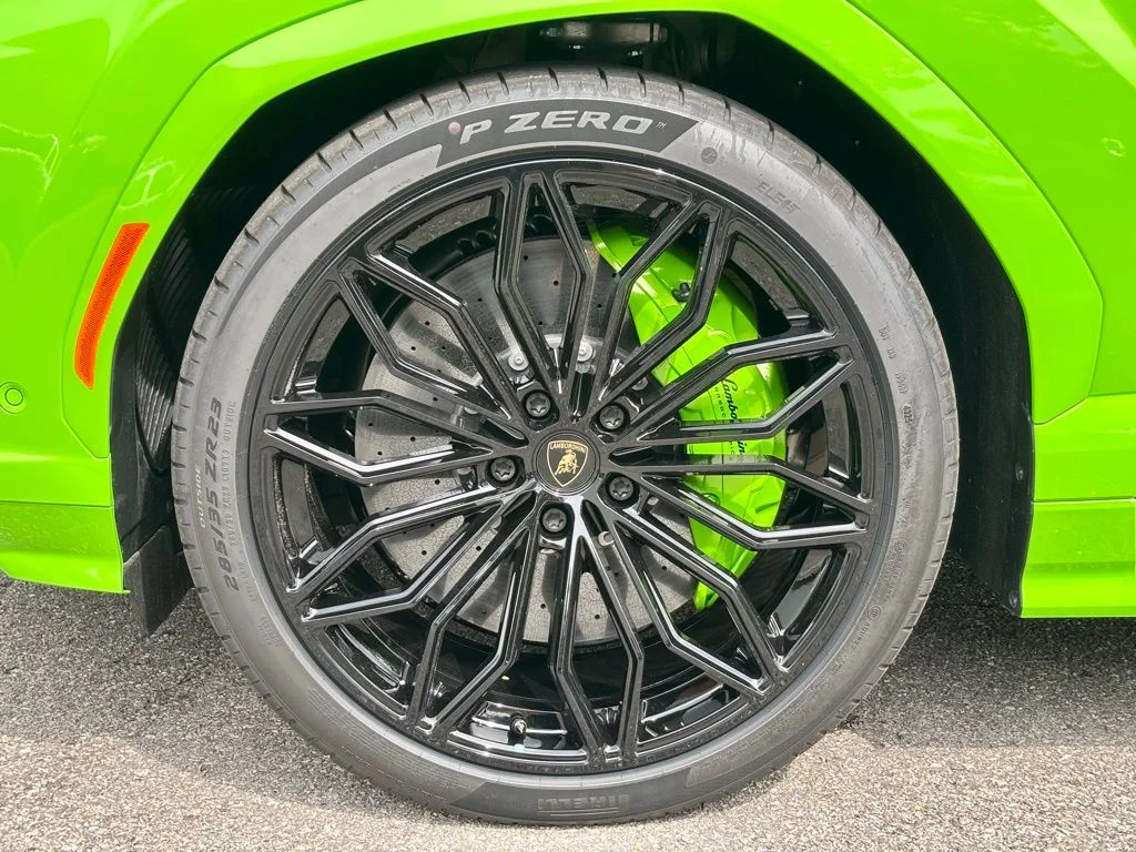 New 2026 Green Lamborghini SE image 12