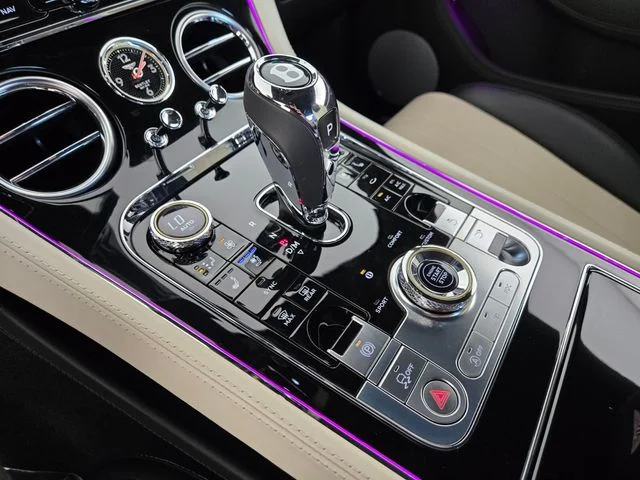 Used 2022  Bentley V8 image 21